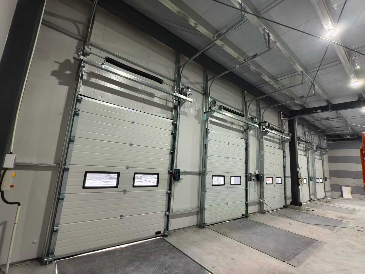 Anbar Layihələri üçün Sənaye Seksiyalı Qapılar və Dock Levelers Göndərilməsi